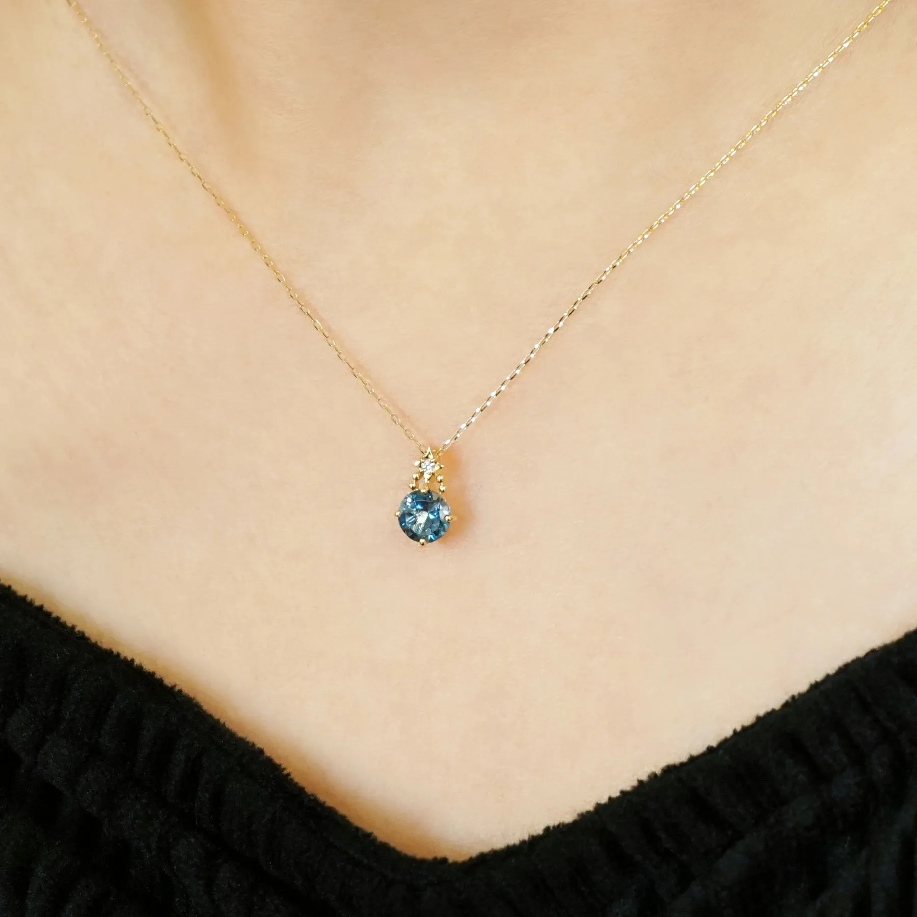 10K London Blue Topaz Necklace [Shooting Star] (Yellow Gold)