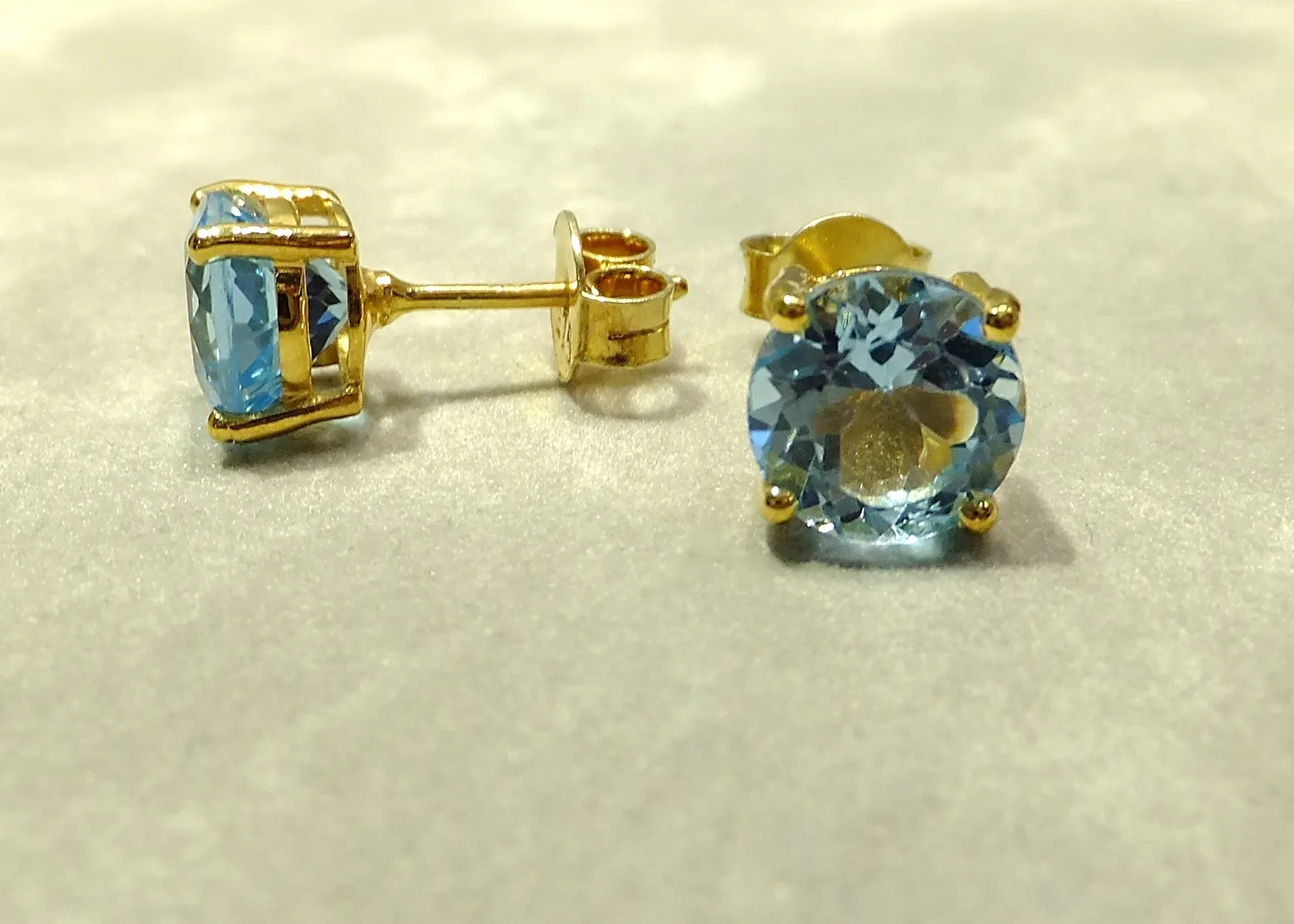 1.5 Carets of London Blue Topaz Stud Earrings in Gold