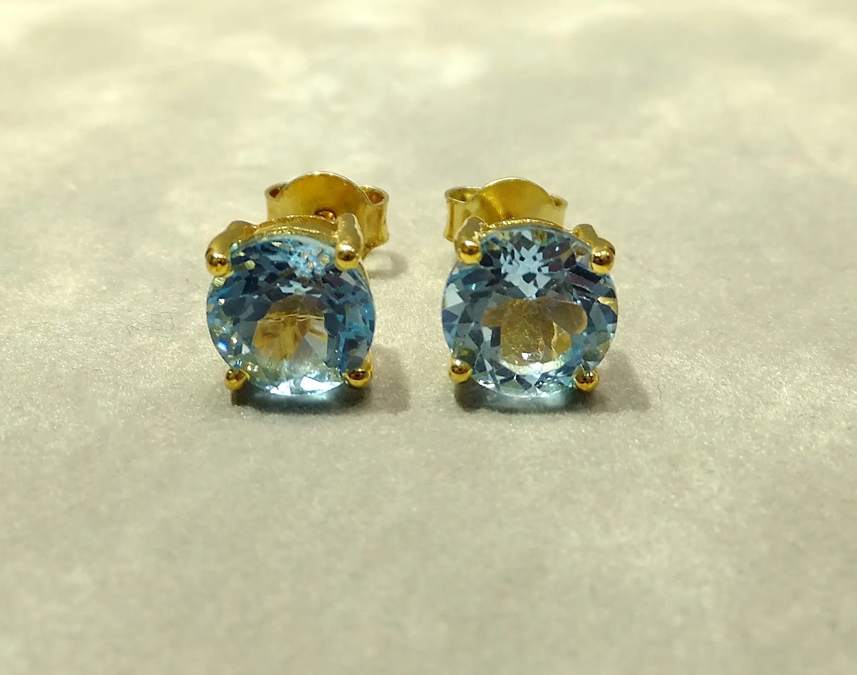 1.5 Carets of London Blue Topaz Stud Earrings in Gold