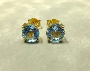 1.5 Carets of London Blue Topaz Stud Earrings in Gold