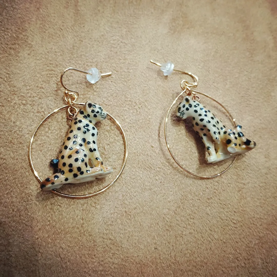 Sitting Cheetah porcelaine gold hoop earrings by And Mary